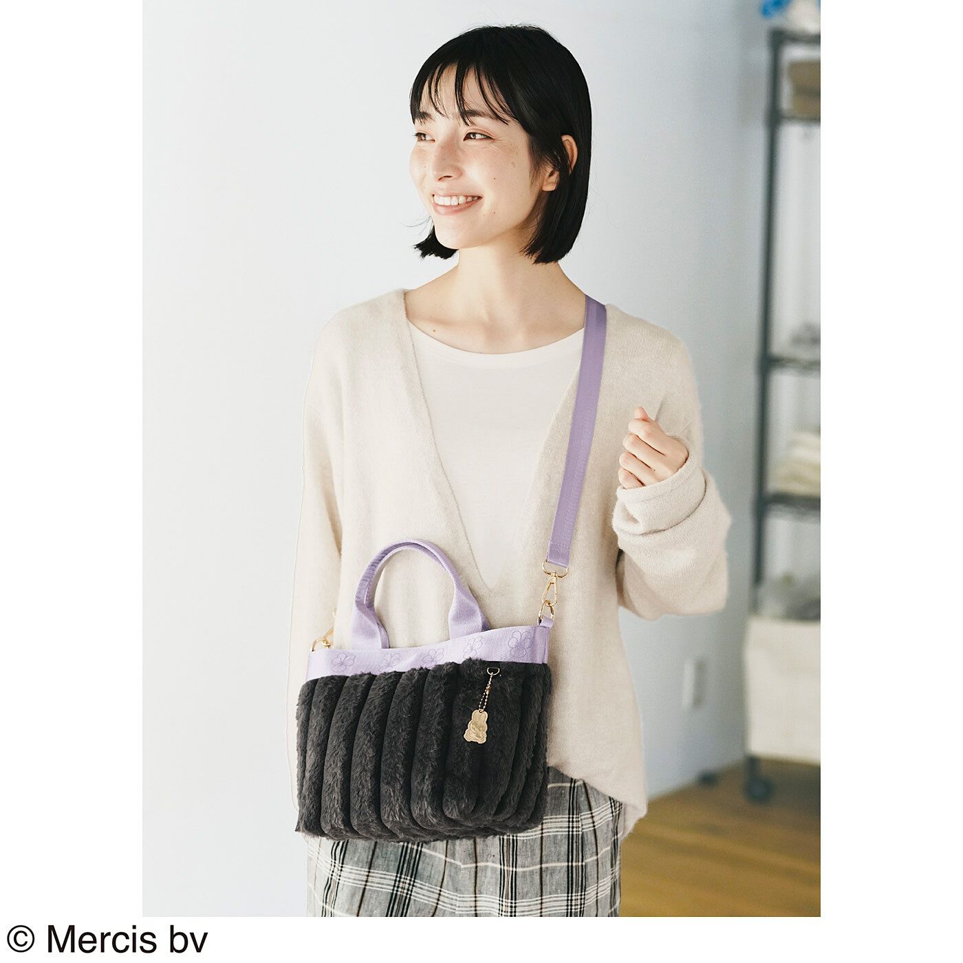 フェリシモの雑貨 Kraso|ミッフィーサークル　ふわふわの肌ざわり　大人色２-wayファーバッグの会|ショルダーストラップで斜めがけもできます。