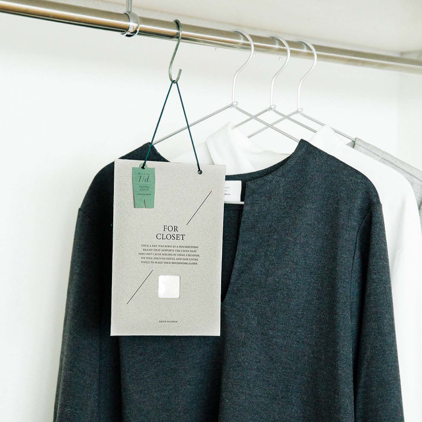 フェリシモの雑貨Kraso［クラソ］|1/d　For Closet クローゼット用除湿剤の会|洋服と一緒にかけて省スペース