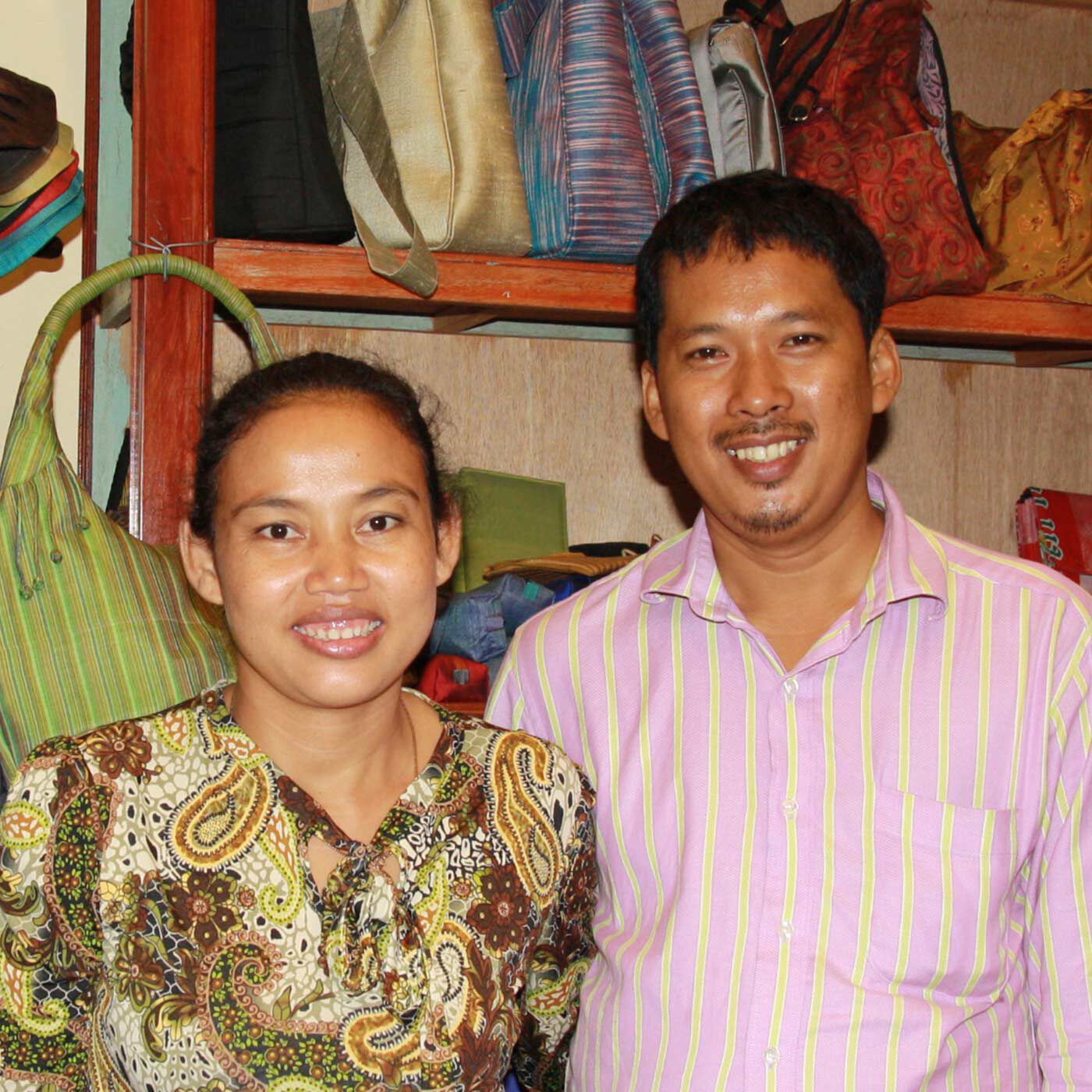 フェリシモの雑貨 Kraso|世界も自分も美しく　シルクのサンケネックレスの会|【Ta Prohm Silk　タプロムシルク】2003年にカンボジア人夫婦によってフェアトレードの理念をベースに設立されました。経営者夫婦は貧しい農村の出身ですが、モットーは「必要なのは寄付ではなく仕事」。妻のKongさんは12歳の時に地雷により右足を失いましたが、いつも元気でとてもパワフル。夫のSamさんはマーケティングや営業などを担当。役割分担しながら二人三脚で運営しています。彼らは、自分たちと同じように障がいを持っていたり、きびしい環境に生きる多くのカンボジア人を積極的に雇用し、縫製や生産の技術を伝え、仕事を提供することで世界へ商品を届けています。
