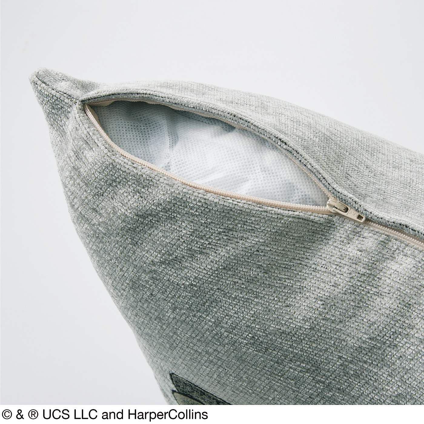 フェリシモの雑貨 Kraso|おさるのジョージ　ゴブラン織りが大人っぽいクッション〈リラックス〉|クッションとカバーのセット。カバーは取り外せます。