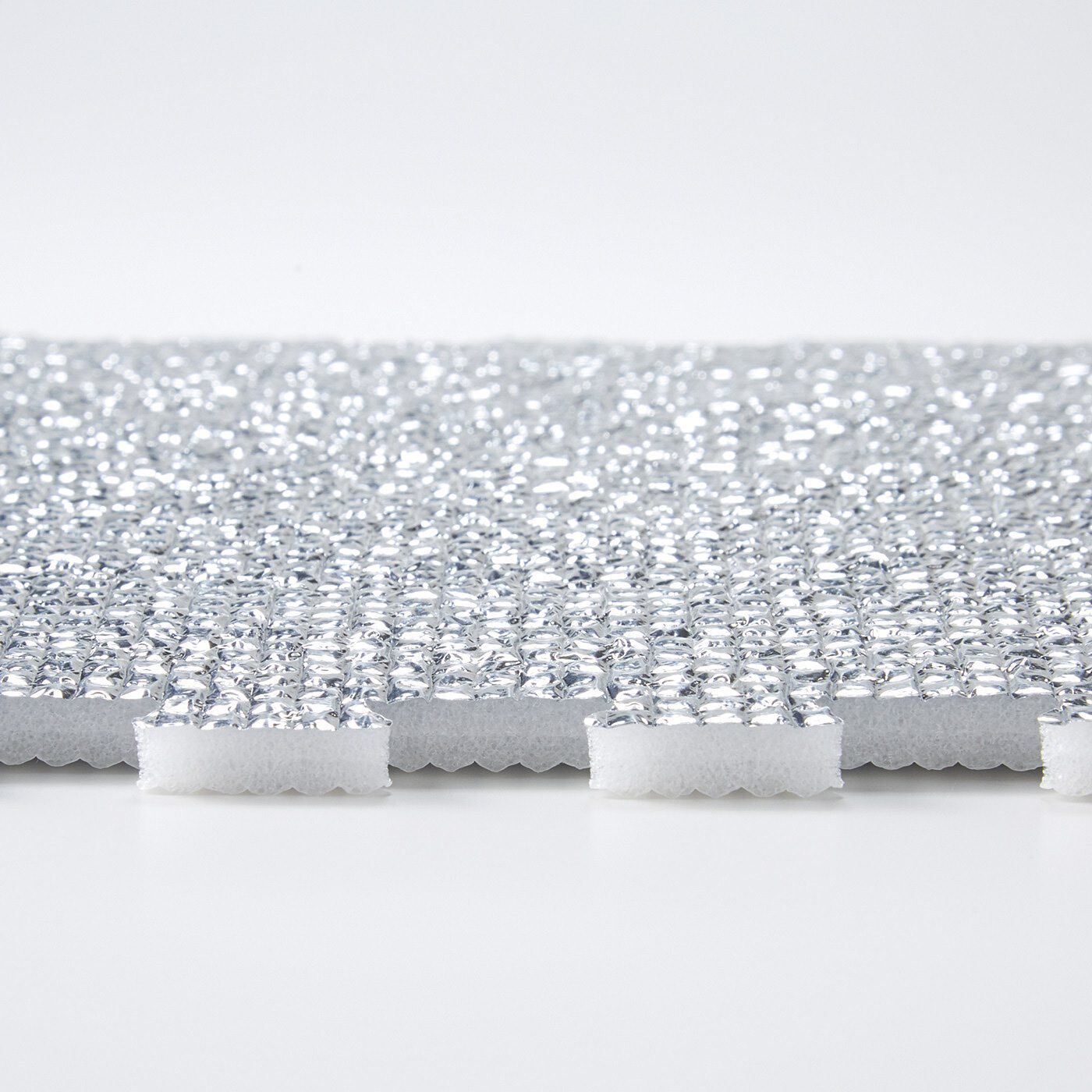 フェリシモの雑貨 Kraso|リビングあったか床冷え防止　アルミ素材のパズルマット|約8mmの厚みでふんわりクッション。