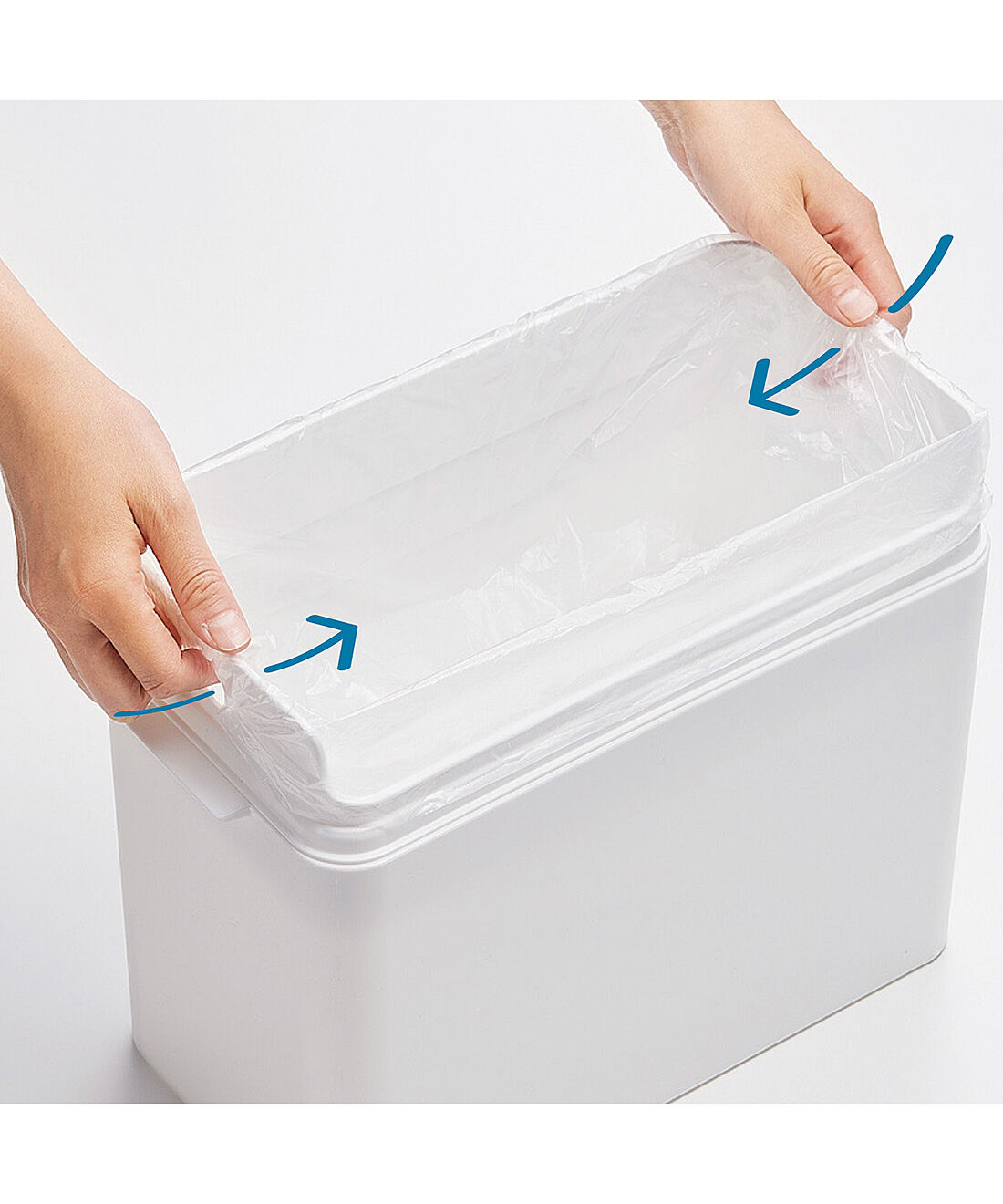 フェリシモの雑貨 Kraso|パッキン付きで生ゴミのニオイが漏れにくい　密閉ダストボックス〈ホワイト〉|袋をかぶせてサイドのクリップホールに差し込むだけ。ふたをすれば、袋がはみ出さず見た目もすっきり。