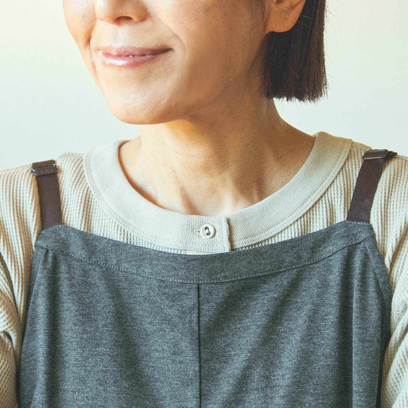 フェリシモの雑貨Kraso［クラソ］|シルムッカ　前後で印象が変わるマキシ丈エプロンドレスの会|ストレートラインを前にすると、胸もとの高い位置まで覆えて料理に便利。