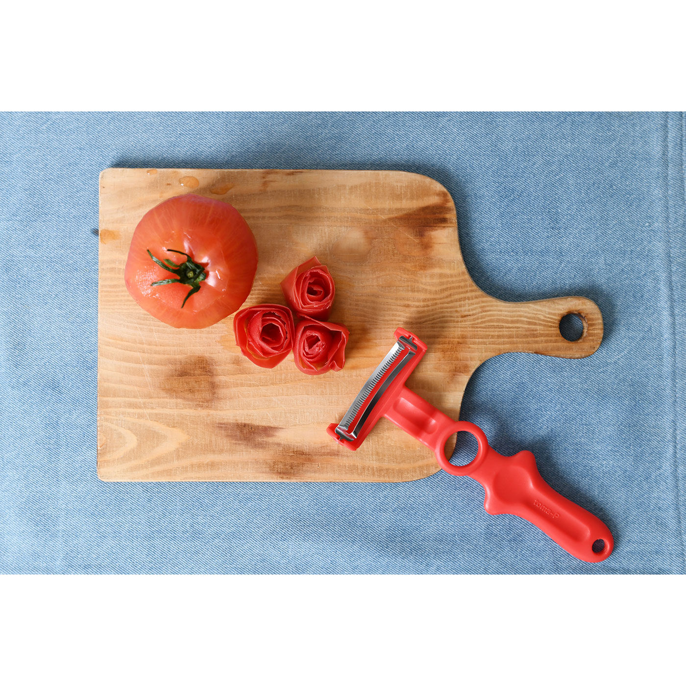 フェリシモの雑貨 Kraso|湾曲ギザ刃がトマトにフィット！ ののじ トマトピーラー|トマトの皮でかわいいバラの飾りづくり