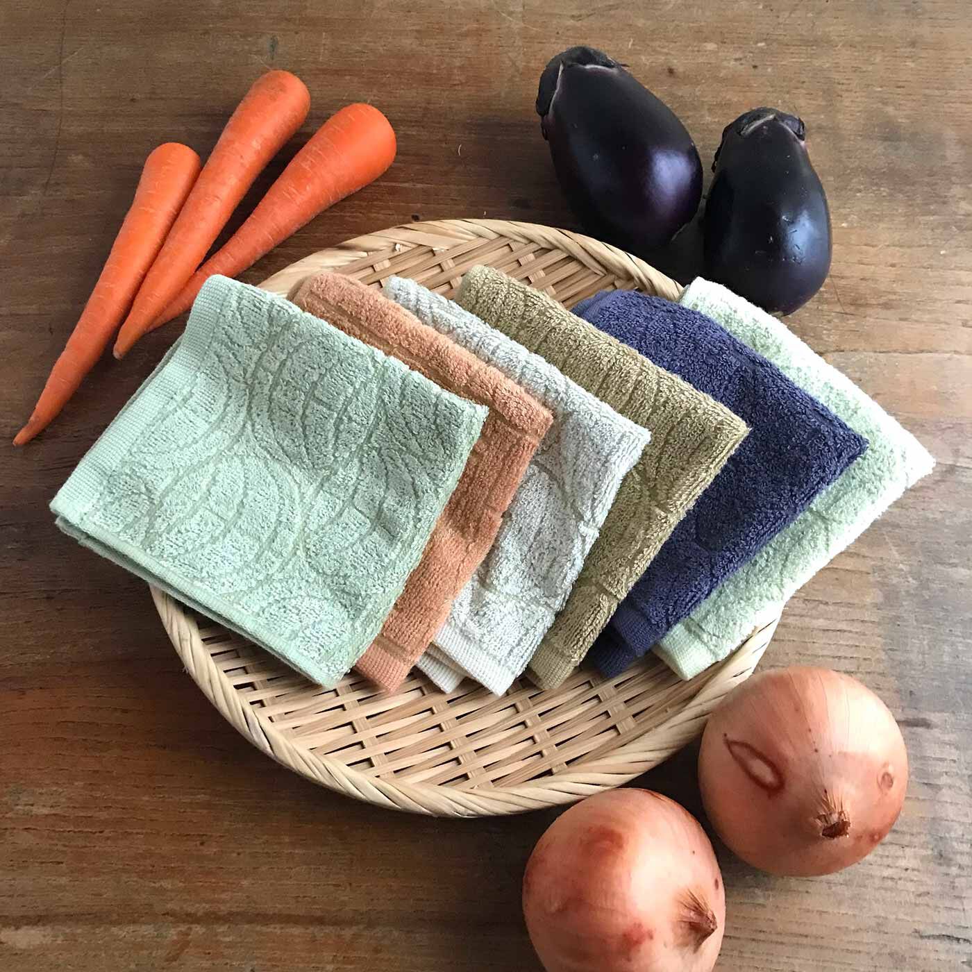 フェリシモの雑貨 Kraso|泉州のこだわりがギュッとつまった　「雫」ハンドタオル２枚セットの会|※写真の野菜は、染料に使われている泉州産のものではありません。