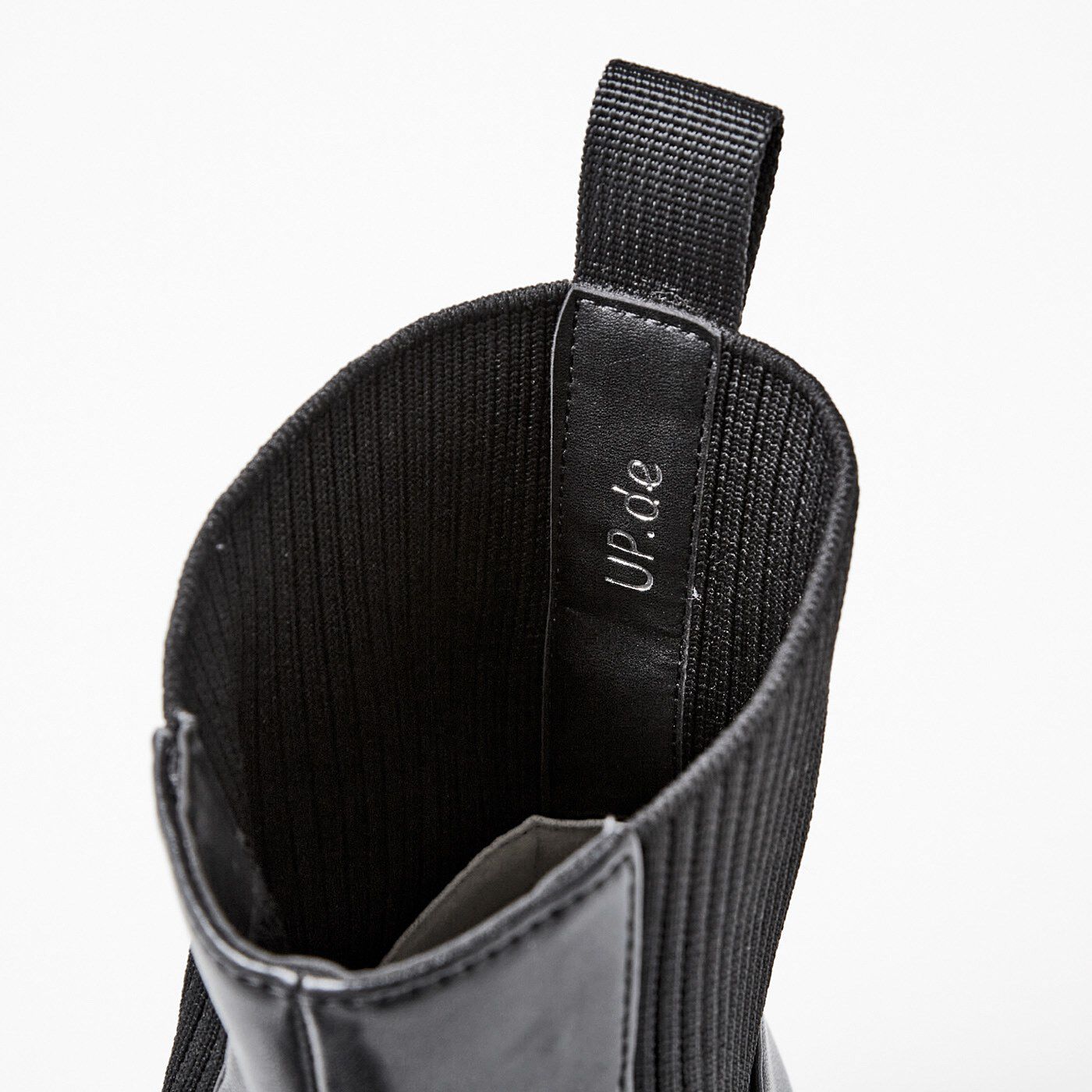 フェリシモの雑貨Kraso|UP.de　ベルトが上品見え　ニット遣いで着脱らく　防水仕様ブーツ〈ブラック〉|中にはロゴ入り。