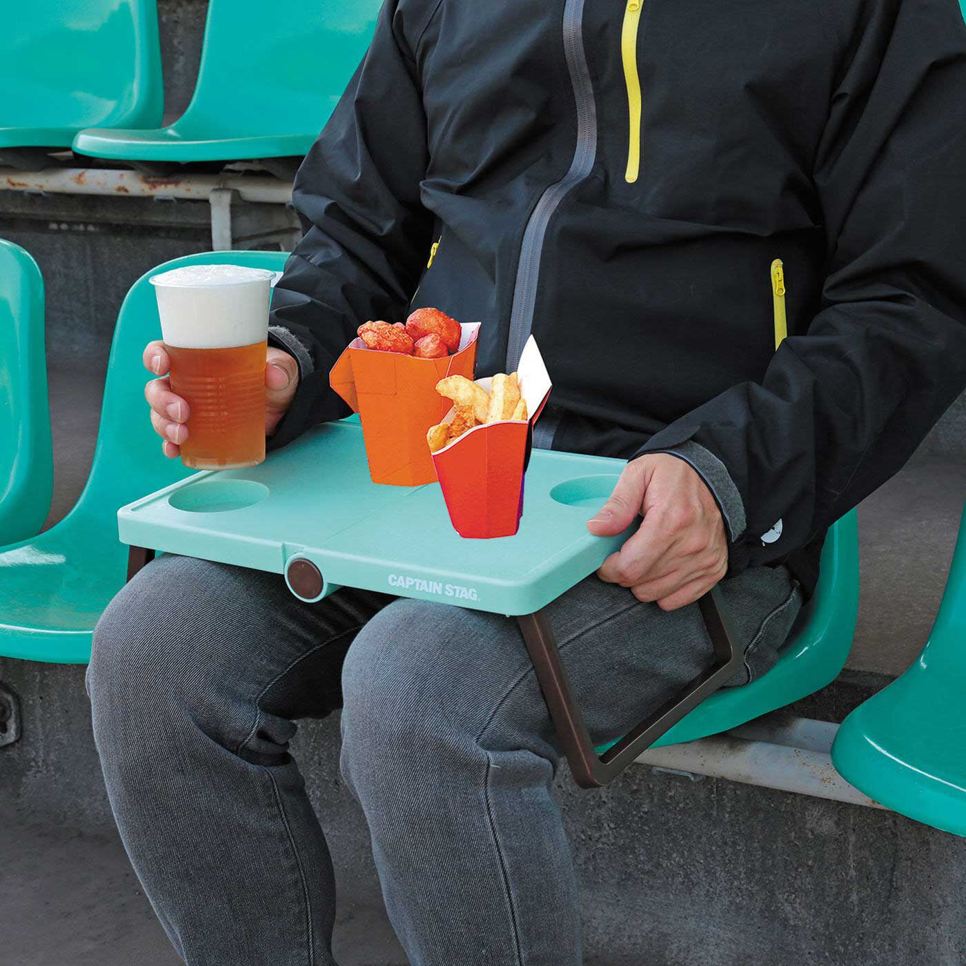 フェリシモの雑貨 Kraso|スポーツのスタンド観戦に！ ひざ上にのせられる小さなバッグインテーブル|いすに座ったときに、ひざ上にぴったり乗せられる大きさなので、スタンド席でのスポーツ観戦などに便利。