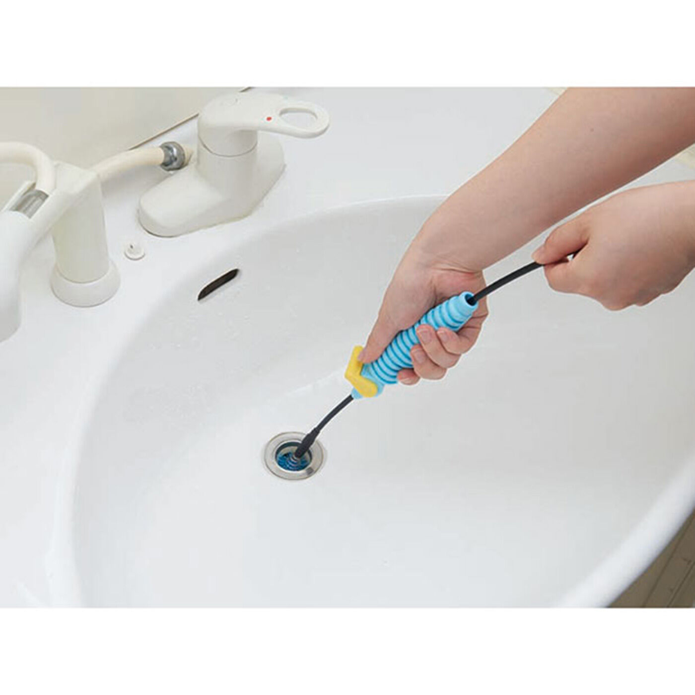 フェリシモの雑貨Kraso|3ｍのロングサイズで奥までしっかり届く　排水管のお掃除ワイヤー|ワイヤーは、カーブに沿って曲がるから、排水管に入りやすく、抜きやすい。S字パイプでもスムーズ。※ドレン付の排水管には使用できません。