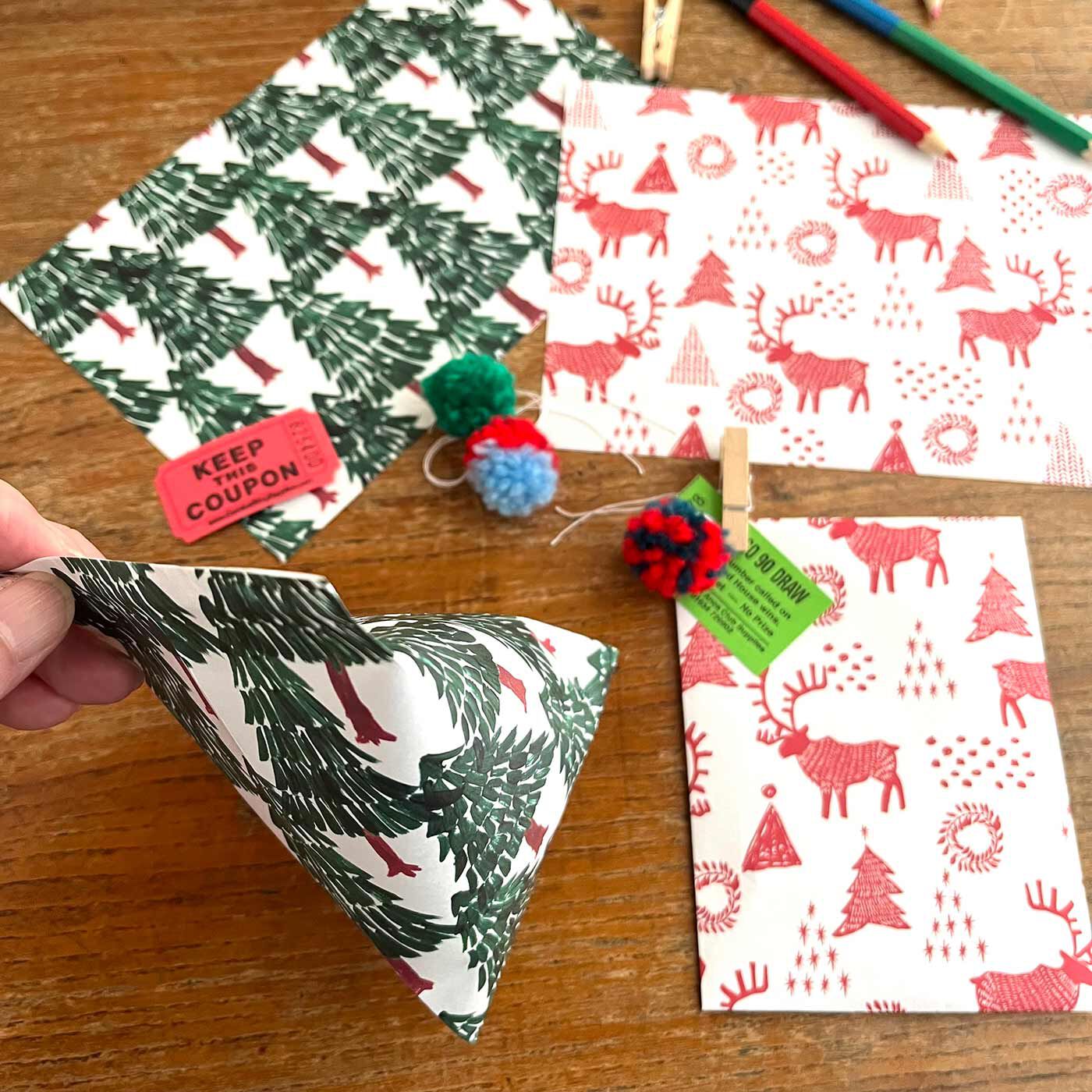 フェリシモの雑貨 Kraso|【ａｎｙ．ｐａｐｅｒ】冬を楽しむ包装紙１７種類セット|簡単に作った平らな袋。同じサイズ・形でも、閉じ方を変えると（左）お菓子のおすそわけなど立体的なものも入ります。