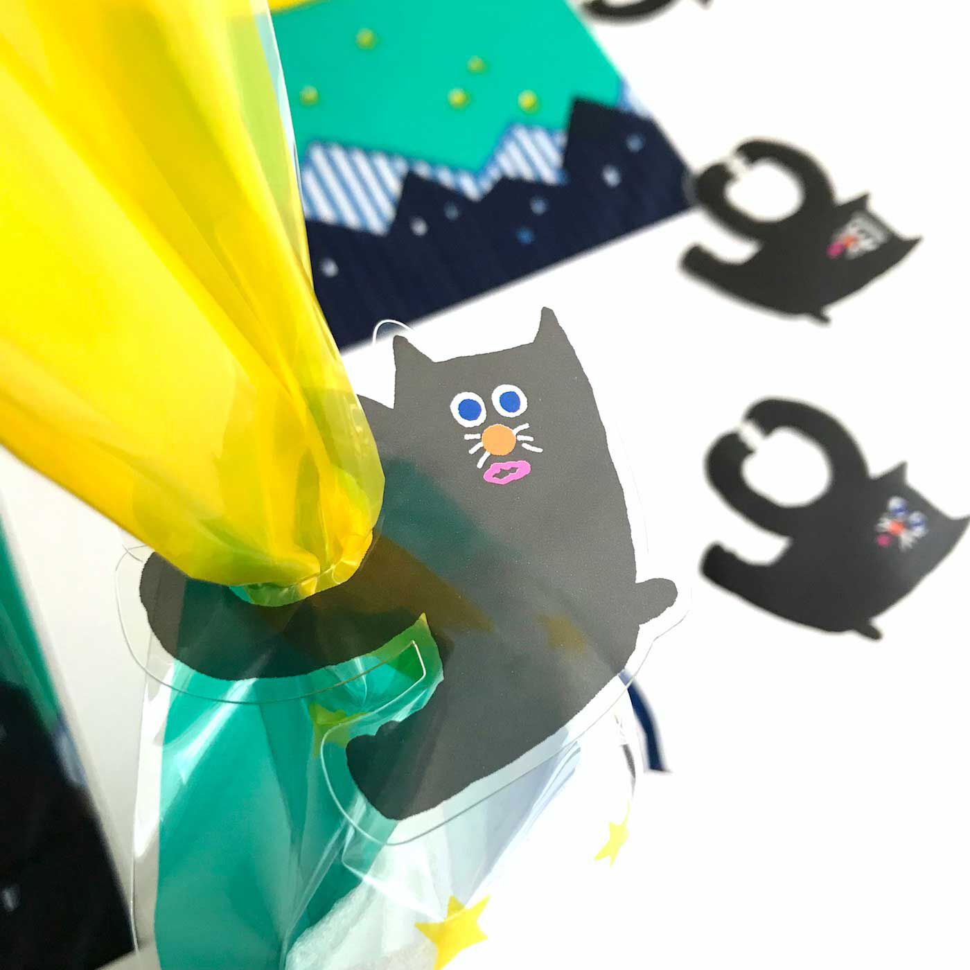 フェリシモの雑貨 Kraso|AIUEO ギフトバッグ〈S〉＆留めパーツ　3種類セット|【まよなか】袋の表と裏に描かれているのは月夜と街。それを黒猫の留めパーツで封をすると……月を捕まえた黒猫に変身。