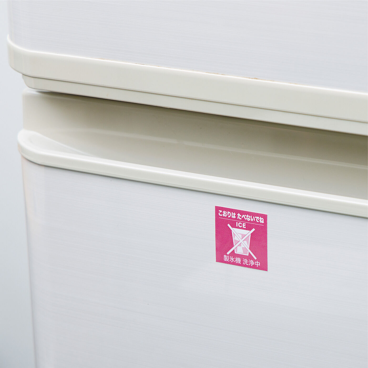 フェリシモの雑貨 Kraso|エスキューブキッチンズ　しっかり洗浄＆除菌 ピンクサインの自動製氷機クリーナー〈3回分〉の会|付属の洗浄中シールを貼って、氷の誤食を防ぎます。