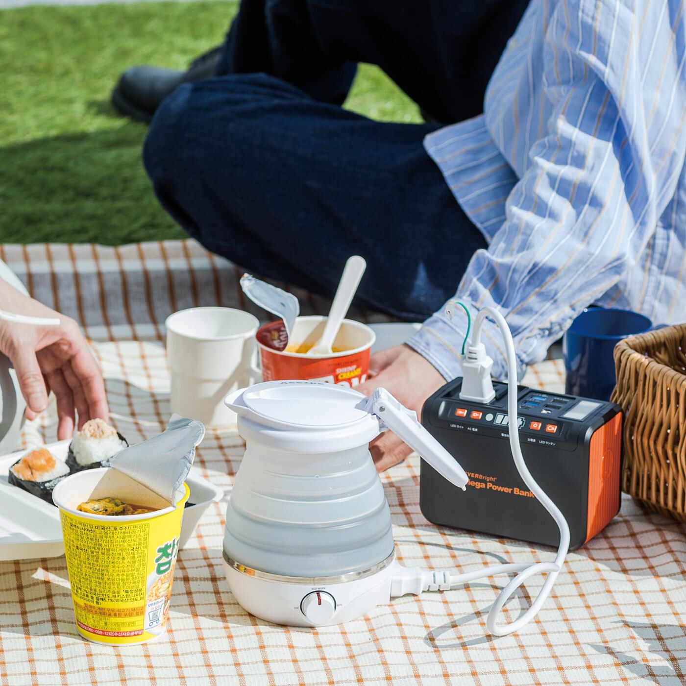 フェリシモの雑貨 Kraso|カップめんやホットドリンクにも　折りたたんでフラットに持ち歩けるソケット式ケトル|ポータブル電源を使えばピクニックでもあたたかいスープや飲み物が楽しめます。