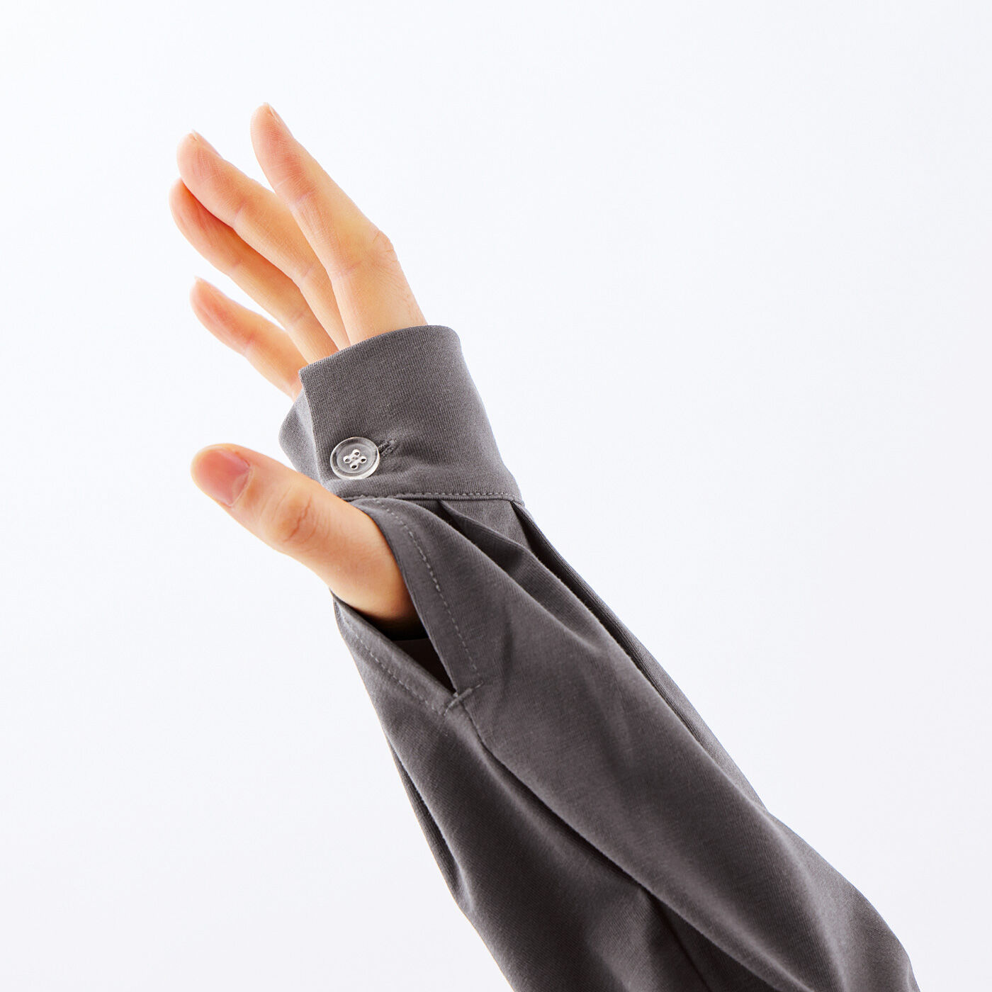 フェリシモの雑貨 Kraso|UP.de　ソデプラス（TM）　カットソー生地仕立て　きちんとシャツ見えアームカバー〈UV対策〉の会|3-WAY 2．ボタンホールを内側にしてサムホールに指を通し、手の甲までカバー。