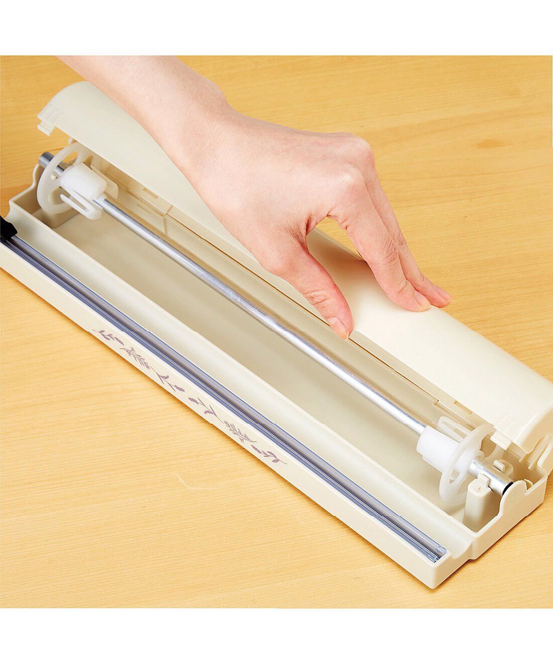 フェリシモの雑貨 Kraso|エスキューブキッチンズ　スライドするだけできれいに切れる　ラップカッター|〈セットの仕方1〉ケースを開きます。