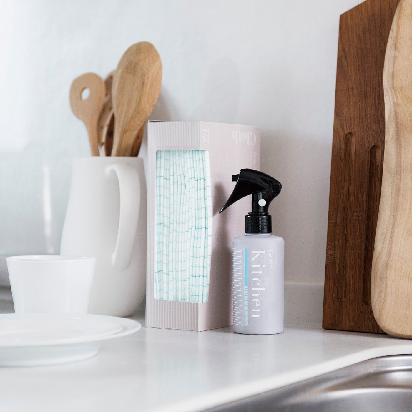 フェリシモの雑貨Kraso|1/d for Kitchen　台所用油汚れ洗浄水ecoボトルの会|暮らしになじむデザイン　出しっぱなしでもオシャレ。場所ごとに置いて、いつでも気づいたときにサッとケアできる。