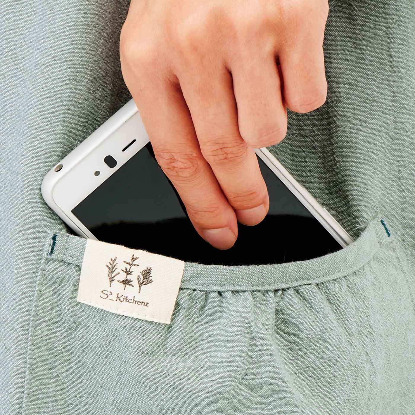 フェリシモの雑貨Kraso［クラソ］|エスキューブキッチンズ　パッとかぶるだけ　動きやすいゆったりサイズのチュニック風リブ袖割烹着の会|大きめポケットは、丸みのあるかわいいシルエット。