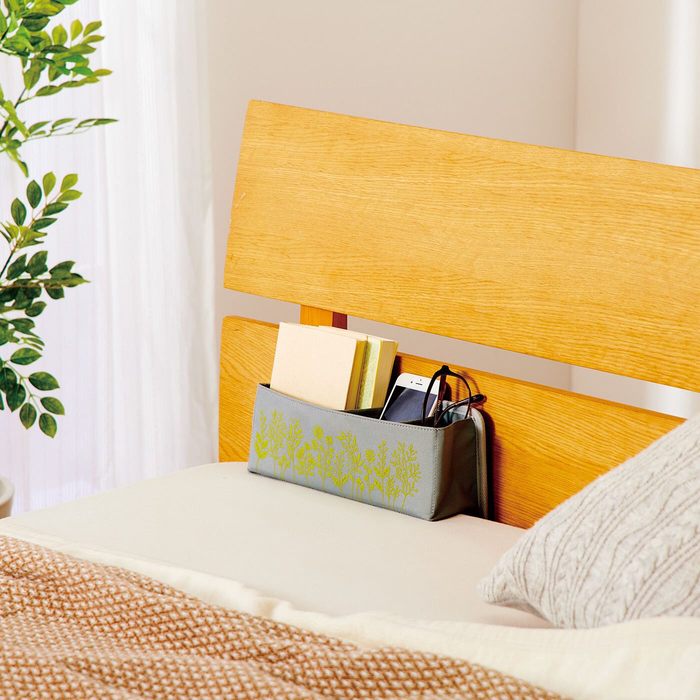 フェリシモの雑貨Kraso［クラソ］|すき間の困ったにアプローチ　差し込むだけのシートサイドボックスの会|ベッドのヘッドボードとマットレスのすき間に挟んで、すっきり収納。