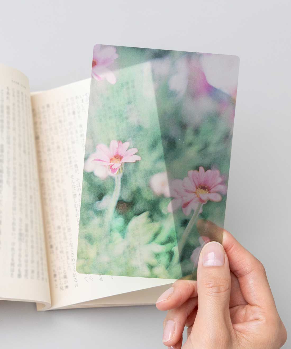 フェリシモの雑貨 Kraso|本好きさんに贈る「透明しおり」２種類セット〈風景〉の会|本を読む大切な時間、大好きな時間……そのはじまりと終わり。「さて、楽しみにしていた続きを読もう。」と本を開いてしおりを取る。「あ〜、続きが楽しみ。」としおりをはさんで本を閉じる。しおりって、読書を楽しむために欠かせない大切な存在なんじゃないかなと思います。