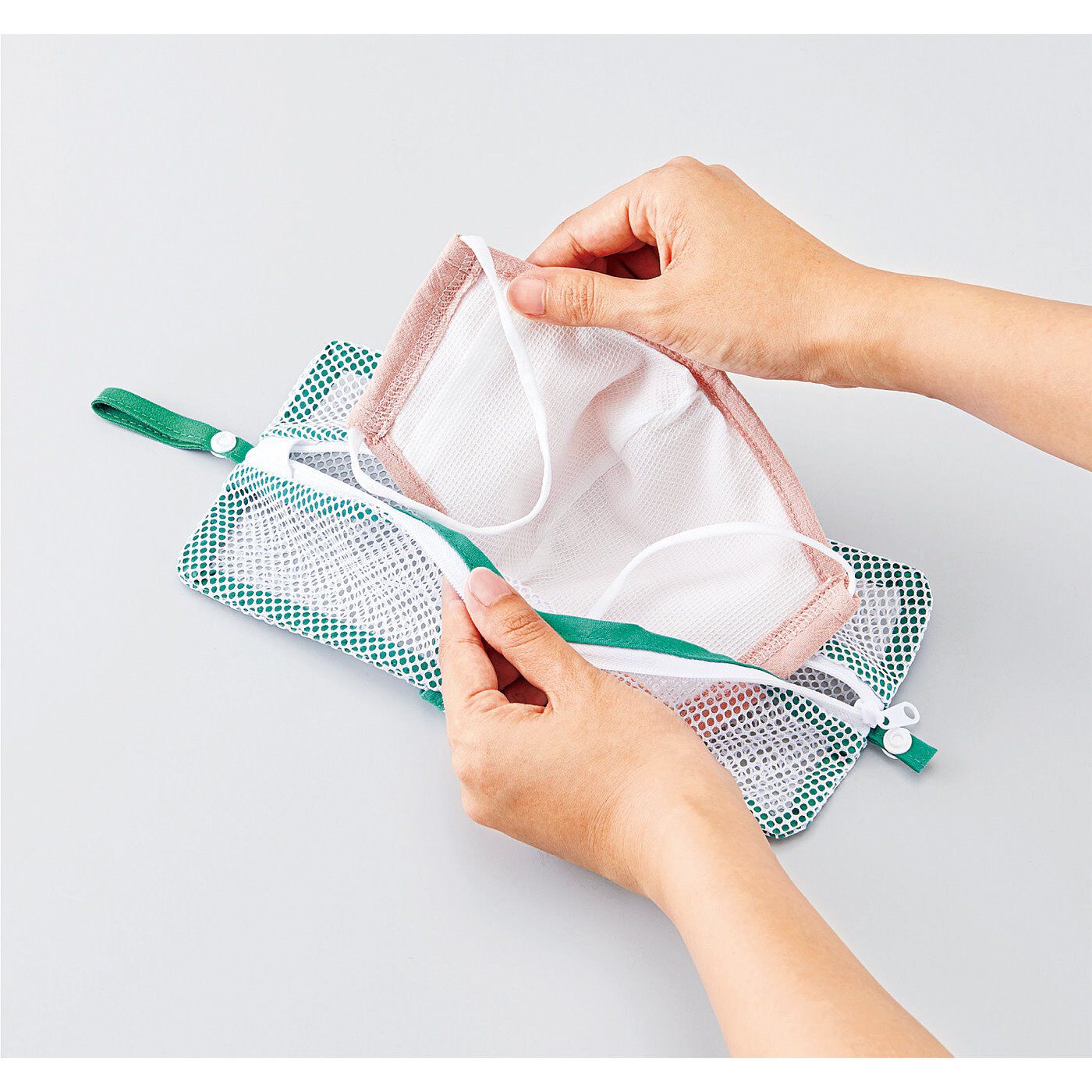 フェリシモの雑貨 Kraso|洗ったらそのまま干せる　型くずれ防いで毎日清潔マスク洗濯ネット〈2枚組〉の会|立体布マスクにぴったり寄り添う形状。