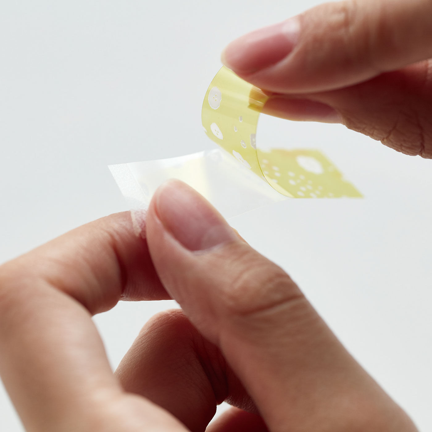 フェリシモの雑貨 Kraso|切れてるマスキングテープ「ＫＩＴＴＡ」透明＆定番セットの会|台紙から１枚切り取ったら、裏紙をはがして使います。