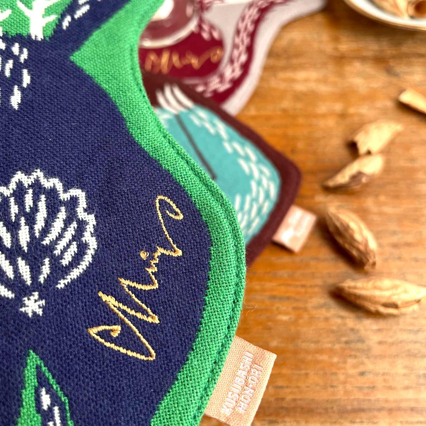 フェリシモの雑貨 Kraso|moritaMiW 織り柄が美しいリバーシブルコースターの会|MiWさんのサインが刺しゅうされています。