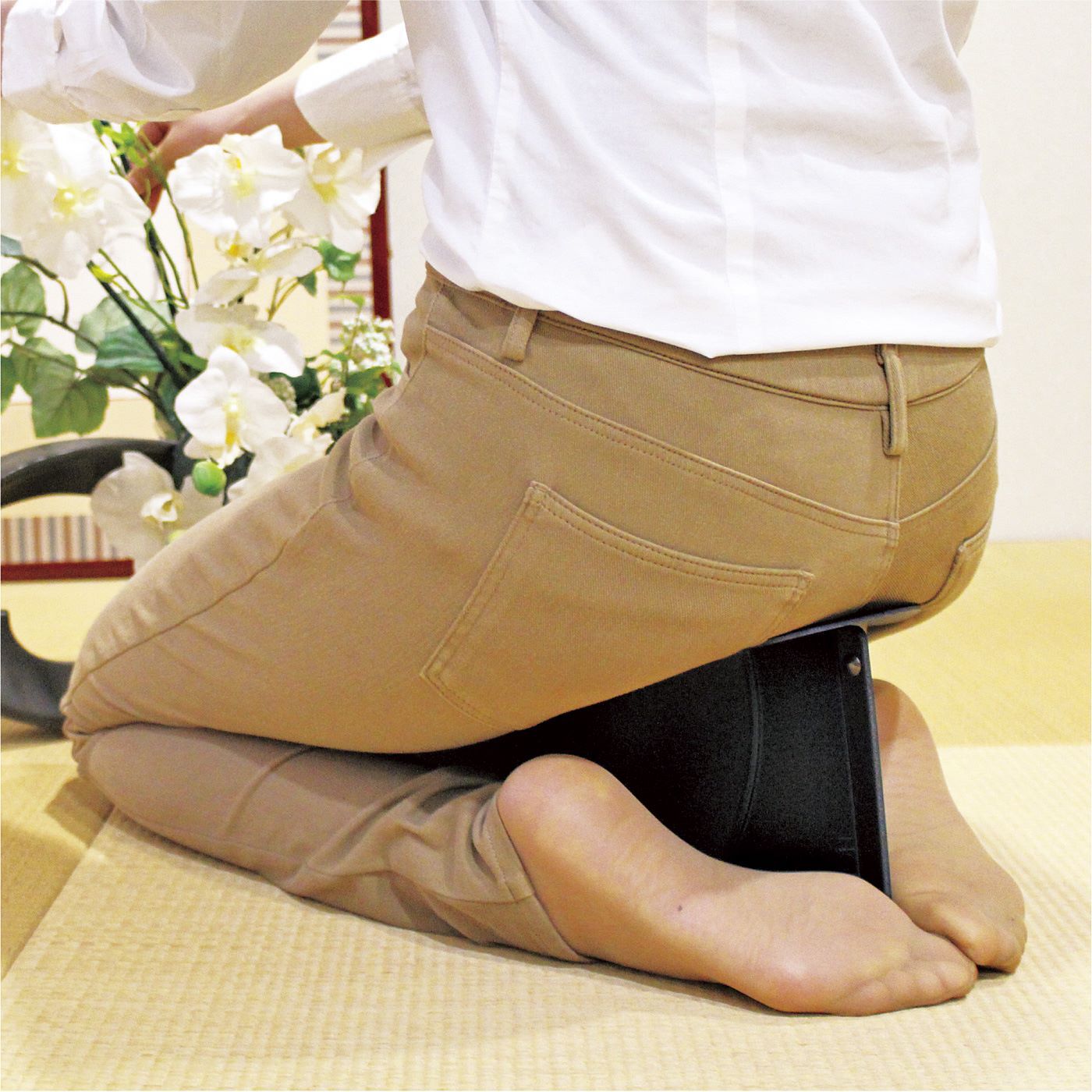 おけいこでしびれてしまう足に パタッと折りたためて持ち運びに便利な正座いす ｜アウトドア・おでかけ雑貨｜日用品｜インテリア・生活雑貨｜インテリア・キッチン収納・生活雑貨の通販｜フェリシモの雑貨Kraso