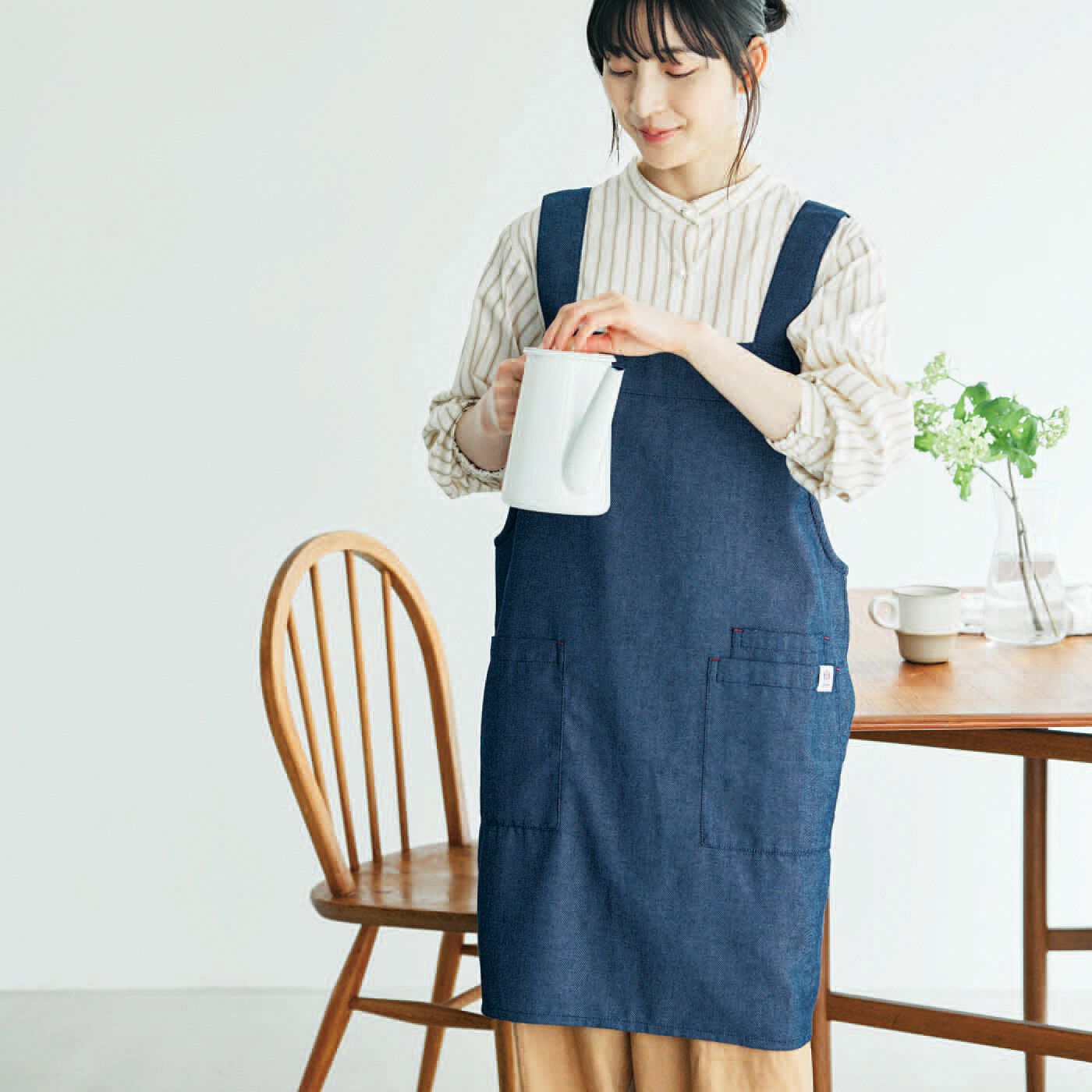 エスキューブキッチンズ デニム風薄手素材のバッククロスエプロンの会