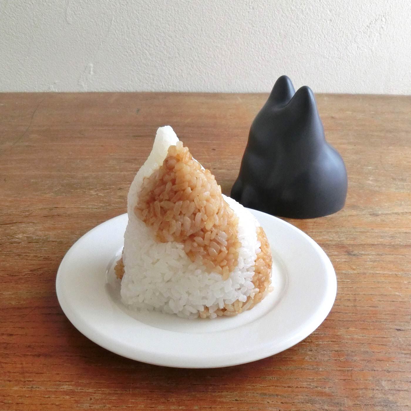 フェリシモの雑貨Kraso［クラソ］|子ねこゼリーに子ねこライス！ 子ねこ料理が作れる子ねこ型カップの会|白ごはんと、しょうゆを混ぜたごはんで、ぶちねこごはん。