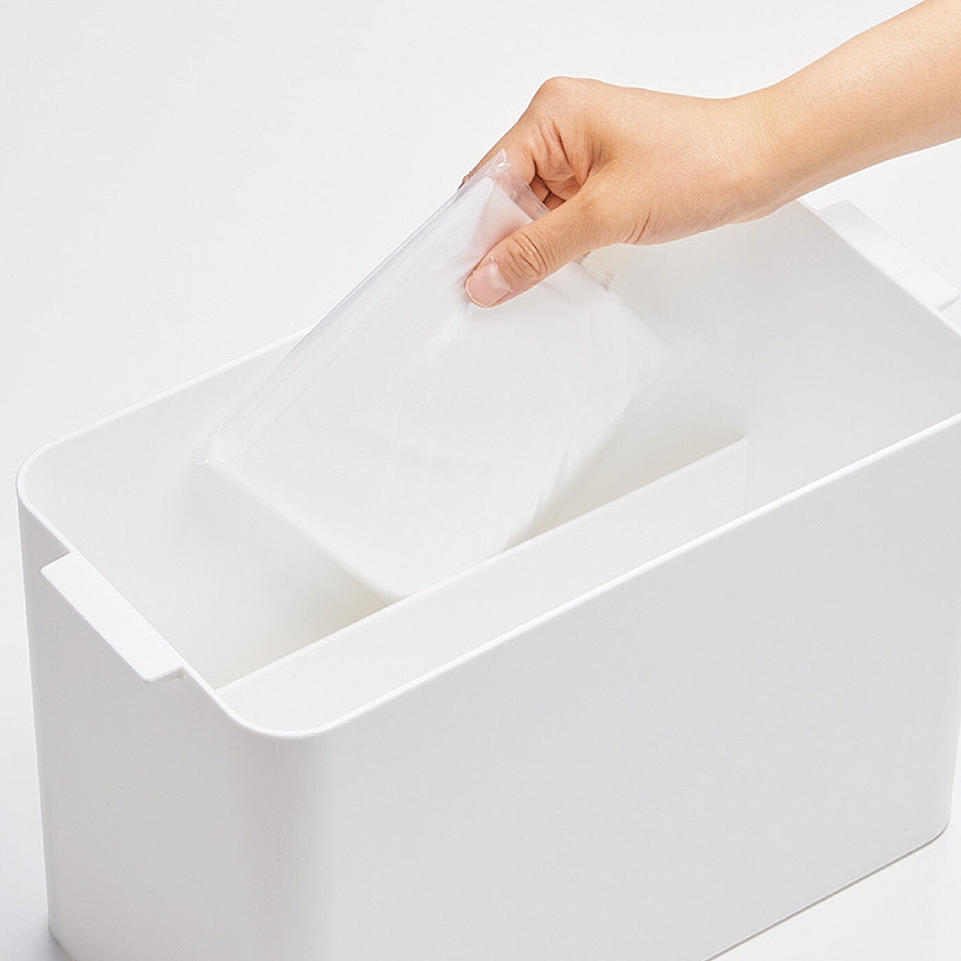 フェリシモの雑貨 Kraso|パッキン付きで生ゴミのニオイが漏れにくい　密閉ダストボックス〈ホワイト〉|本体内側に交換用の袋を収納できるポケット付き。