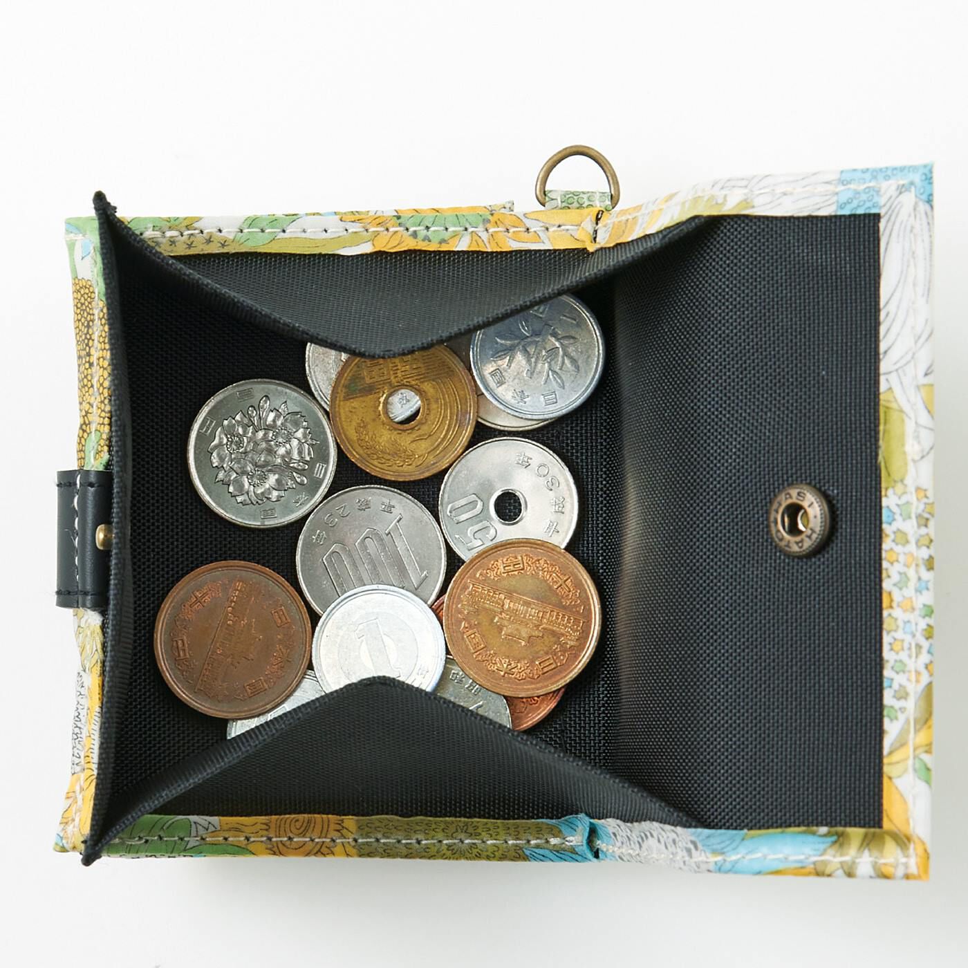 フェリシモの雑貨 Kraso|Squee!　リバティプリント　小銭入れががばっと開く　手のひらサイズでスリムな三つ折り財布の会|取り出しやすい小銭ポケットは、ガバッと開いて出し入れもらくらく。