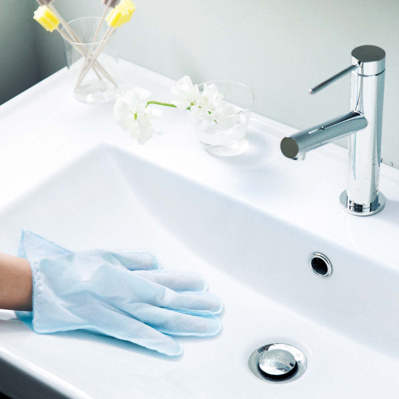フェリシモの雑貨 Kraso|1/d COATING GLOVE　撥水（はっすい）コーティング手袋の会|掃除後の洗面台を「撥水コーティング手袋」でまんべんなく塗布。縁の裏側や蛇口まわりもしっかり