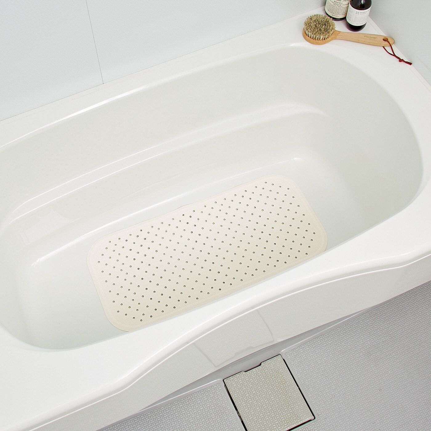 フェリシモの雑貨 Kraso|たっぷりの吸盤で滑り予防！　浴槽マット〈ホワイト〉|浴槽の出入りの転倒防止に！