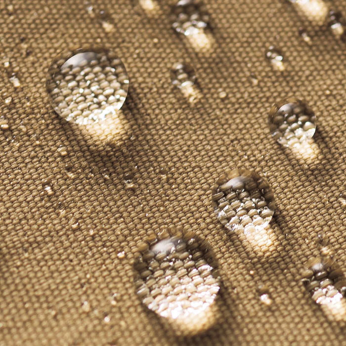 フェリシモの雑貨 Kraso|UVカット99％　洗濯機で丸洗いできる　飛びにくいサファリハットの会|はっ水加工をほどこした生地。雨にぬれてもサッとふけます。