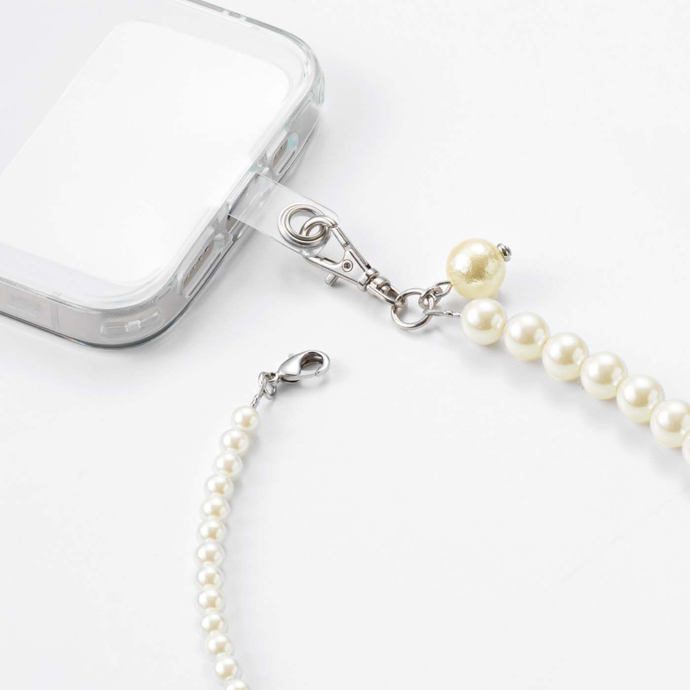 フェリシモの雑貨Kraso［クラソ］|キラリ★大人かわいい ケースにはさむだけスマホショートストラップの会|チェーン部分を外して、バッグの持ち手に取り付けられます。