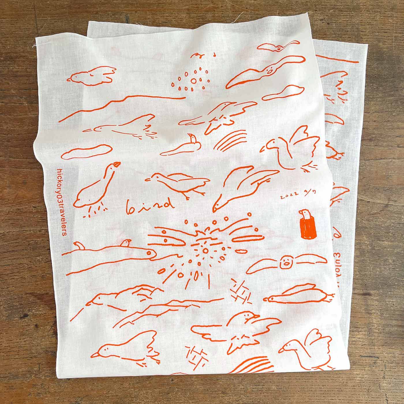 フェリシモの雑貨 Kraso|新潟発 老舗染工場で染めた手ぬぐい〈いきもの〉の会|〈とりたち・オレンジ〉hickory03travelersの代表であり、このイラストを描いた迫一成さんが「とりが好きだから！」とデザイン。