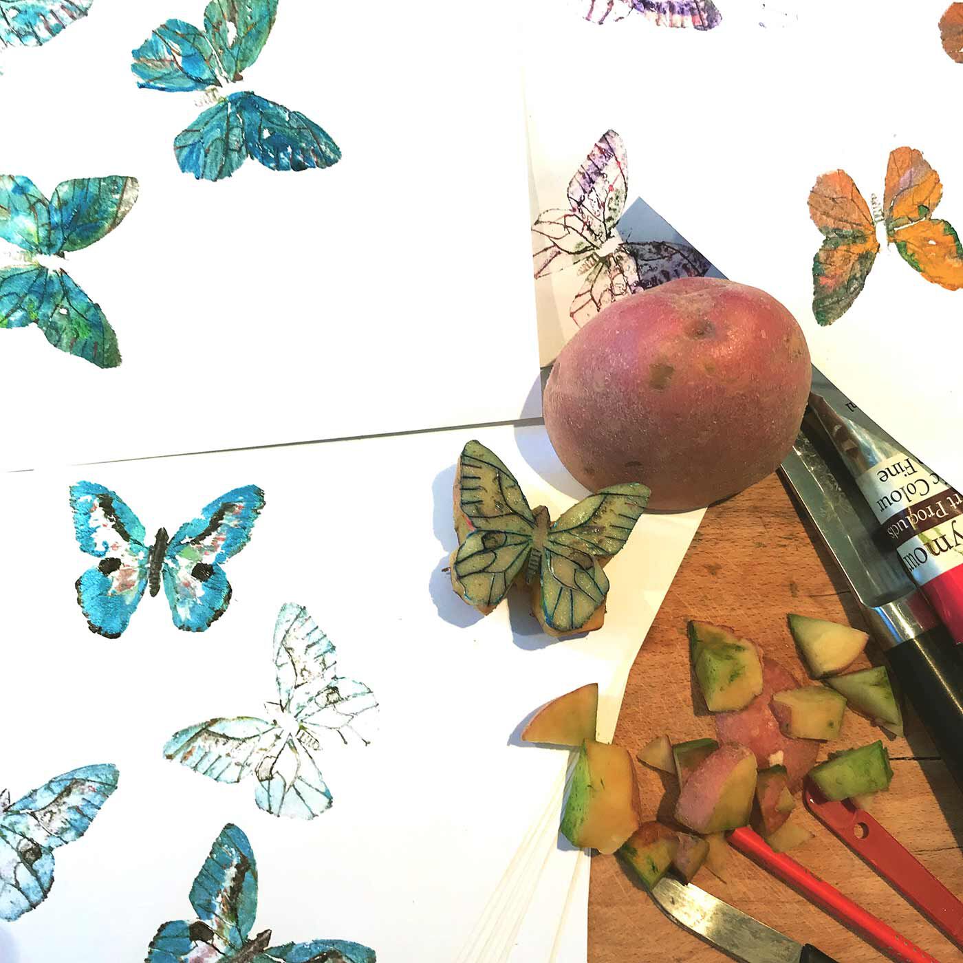 フェリシモの雑貨 Kraso|Tatty　英国の美しい庭を再現したA4装飾紙10枚セット|真ん中の、赤っぽい丸いのがじゃがいも！ 芋版で制作された作品は筆とはまた違った表現で、何とも言えない味わい深さがあります。