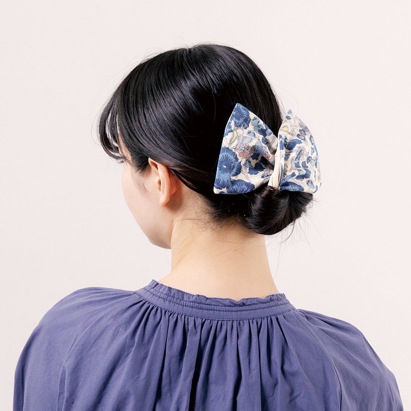 フェリシモの雑貨Kraso［クラソ］|Squee!　リバティプリント　あっという間にヘアアレンジができる　ワイヤー入りデフトバンの会|ササッとお団子ヘアができあがり。品よくまとまり、バックスタイルが決まります。
