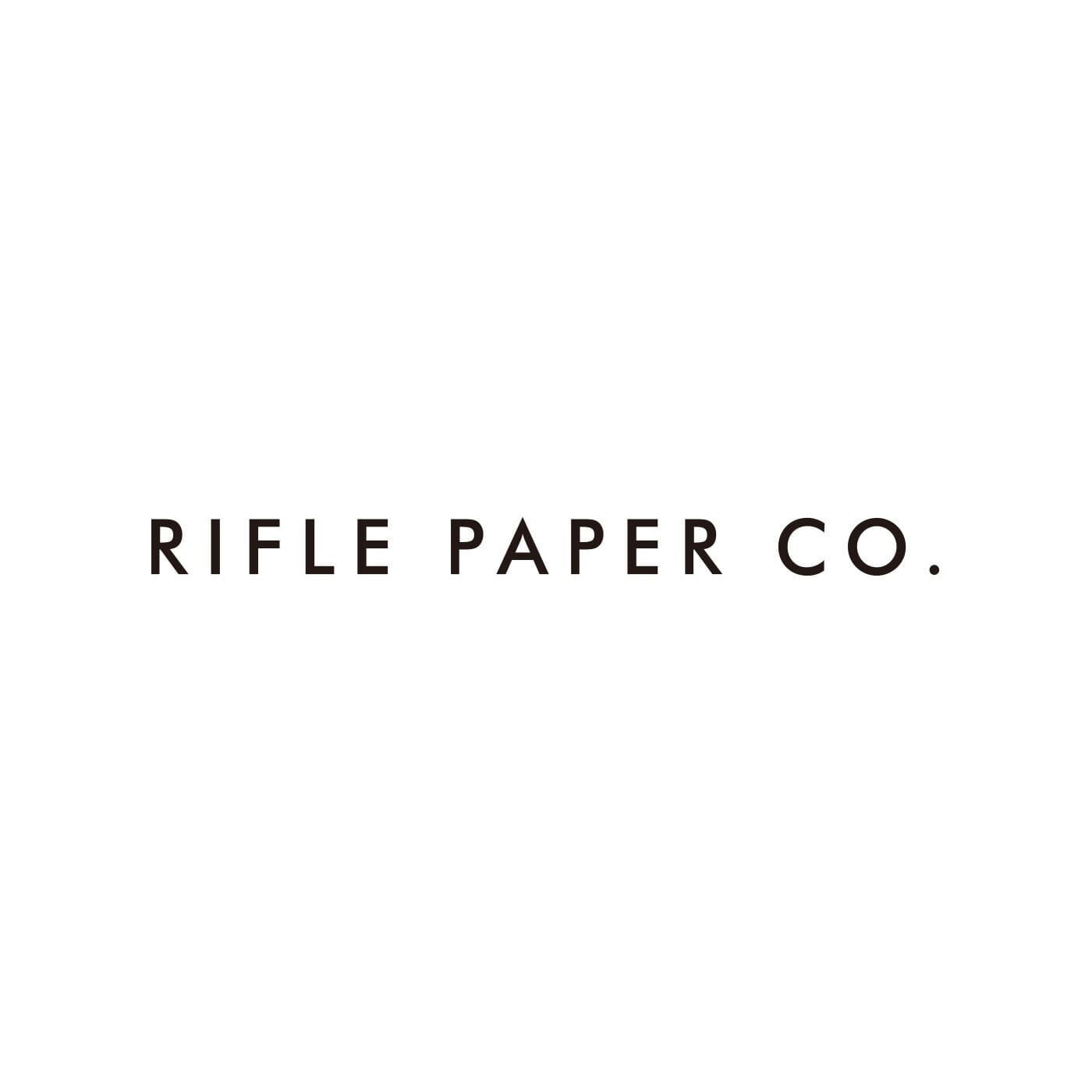 フェリシモの雑貨 Kraso|フロリダ発の人気ブランド「ライフルペーパー」　大判コットンハンカチクロスの会|「RIFLE PAPER CO.（ライフルペーパー）」は、フロリダのガーデンアートから生まれた、アメリカのステーショナリーブランドです。すべてのパターン柄は、ディレクター兼デザイナーとして活躍するAnna Bond（アンナ・ボンド）の手描きアートワークからデザインされています。彼女が拠点にしているフロリダを感じさせる、花や果実、植物・動物たちが華やかかつレトロに描かれたシリーズが人気です。