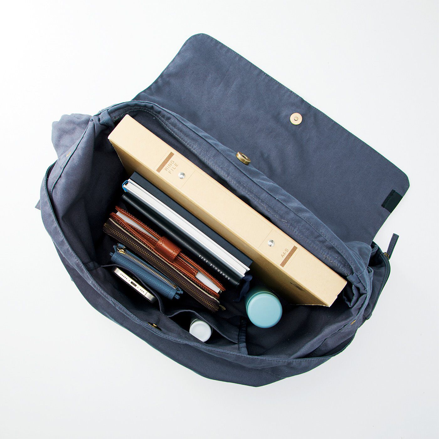 フェリシモの雑貨 Kraso|USEDo　軽くて丈夫で大容量 技ありポケット　帆布ショルダーバッグの会|たっぷり大容量　ついつい荷物が多くなる方も安心。