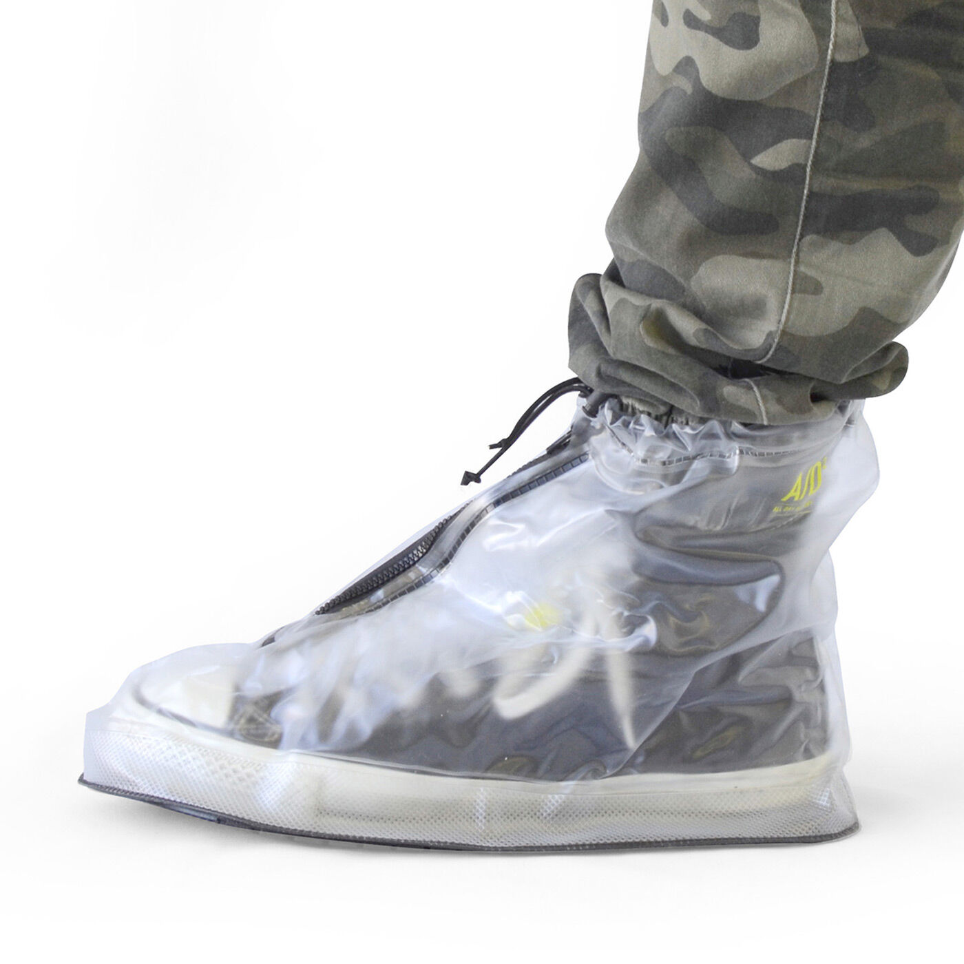 フェリシモの雑貨 Kraso|靴を雨や泥から守る　たたんで持ち歩けるシューズレインカバー〈透明〉|パンツのすそも入れられます。