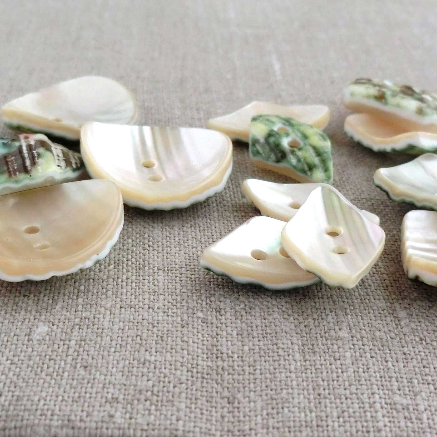フェリシモの雑貨Kraso|4Nov 奈良の貝ボタンセット〈玉貝1500〉|不揃いなしましまの線状紋も、磨かれてツヤツヤできれい。裏もカワイイ……。