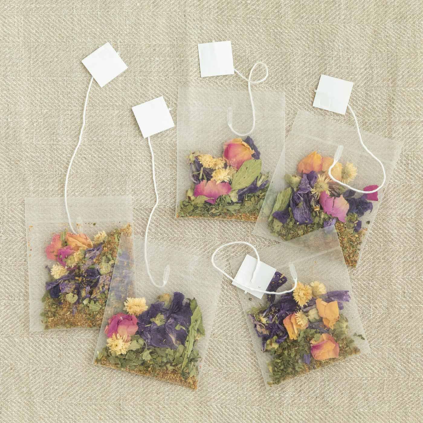 フェリシモの雑貨 Kraso|心がざらざらする日のためのハーブティー nono〈きもちも咲くお花〉の会|ティーバッグ5袋セットです。