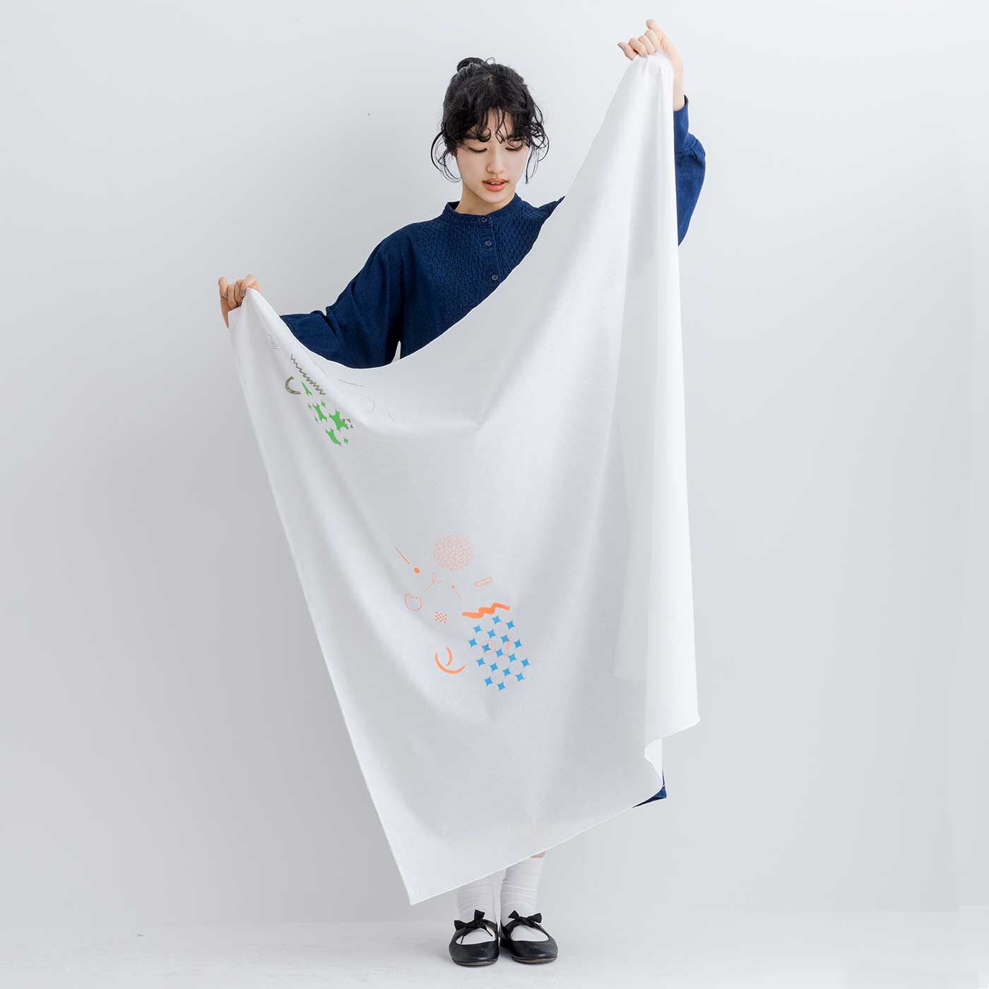 フェリシモの雑貨Kraso［クラソ］|【数量限定】LIVE WORKS スカーフ|広げるとこんな感じ。一部分に刷っています。かなりさっぱりした印象のものもあります！