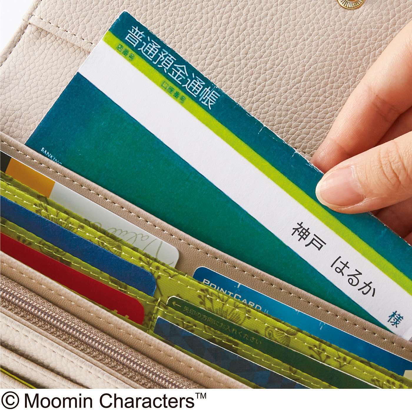 フェリシモの雑貨 Kraso|ムーミンと仲間たち　華やかフラワーの型押し財布〈ベージュ×アンティークイエロー〉|通帳やクーポンなどを入れるのに便利なオープンポケット付き。