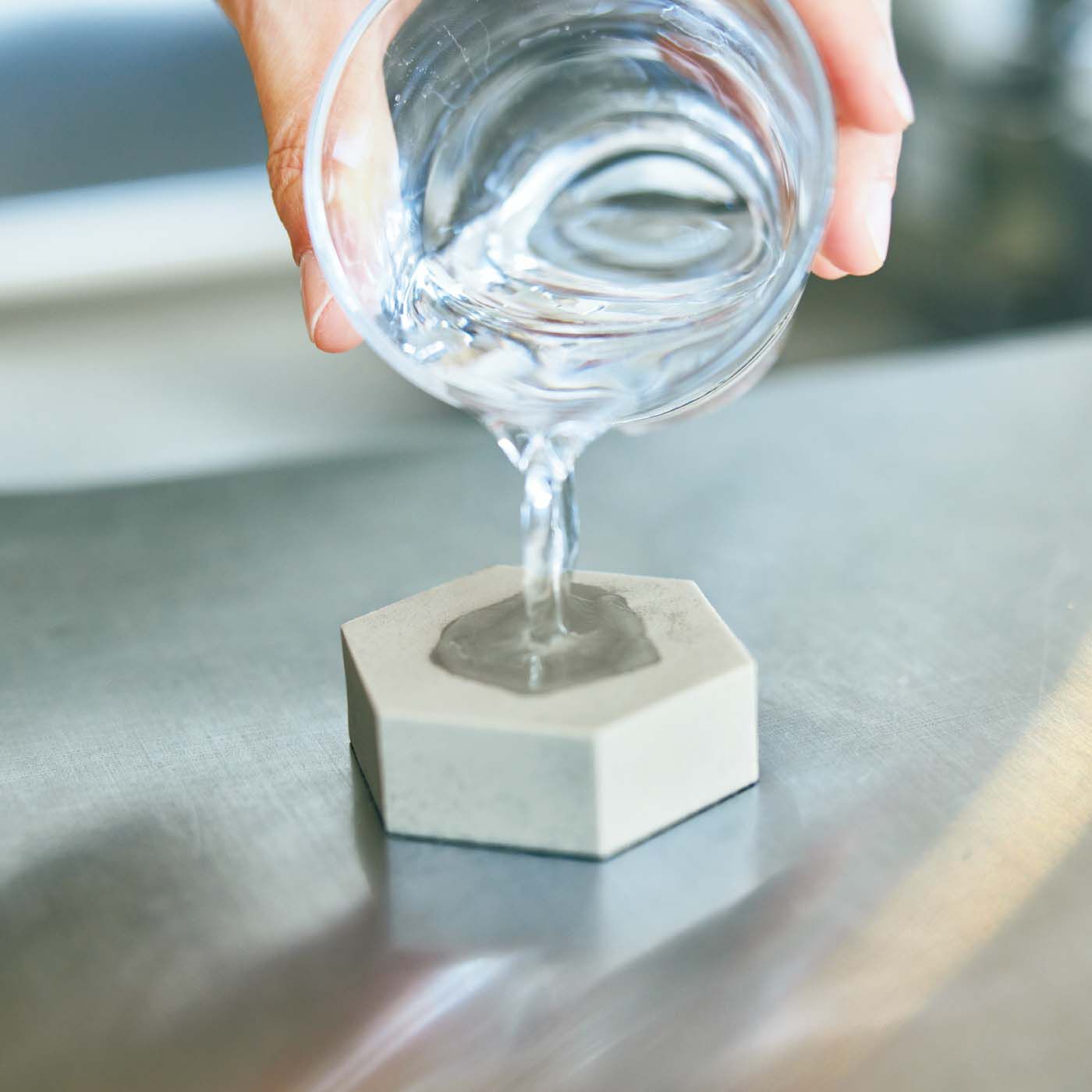 フェリシモの雑貨 クラソ|1/d Sink Wiper 吸水スポンジ＆アルミナ研磨材の会|約45ccの水をごくごく吸水。