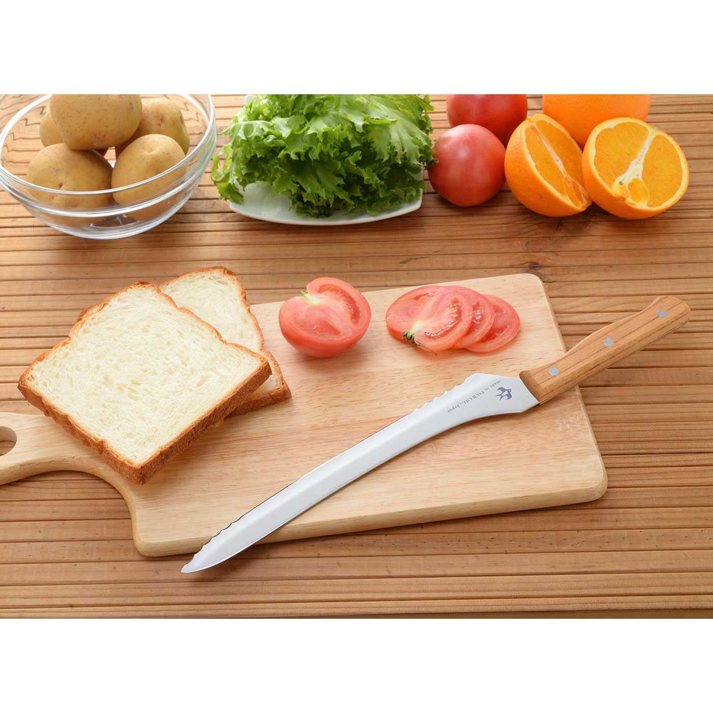 フェリシモの雑貨 Kraso|波刃と直刃がポイント！ 硬くてもやわらかくてもきれいに切れるパンナイフ|パンだけでなく、野菜や肉料理にも便利です