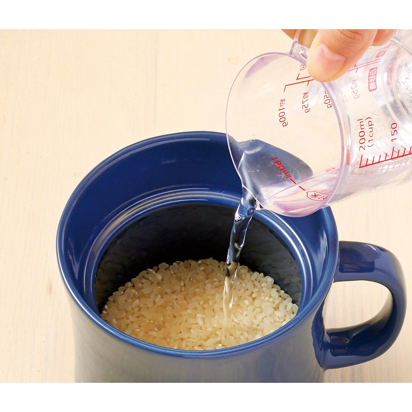 フェリシモの雑貨 Kraso|ご飯1合分が手軽に炊ける　電子レンジ調理マグカップの会|how to　1．といだお米と水を入れ、10〜30分浸水します。