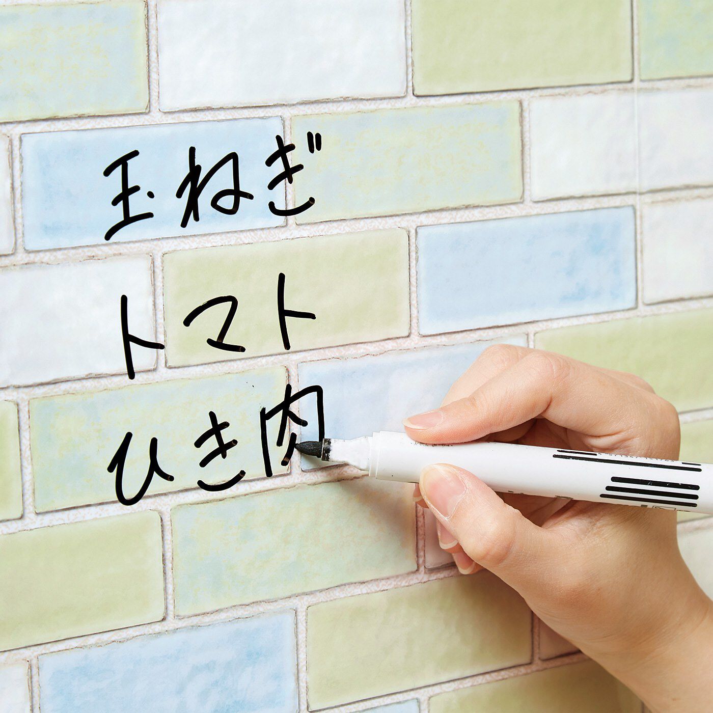 フェリシモの雑貨 Kraso|エスキューブキッチンズ　油はね・水はねもサッとふき取りやすい　貼ってはがせる30cm角のタイル壁紙シール〈ペールミント〉の会|表面はコーティングをほどこしているので、ホワイトボード用のペンで書いて消すこともできます。