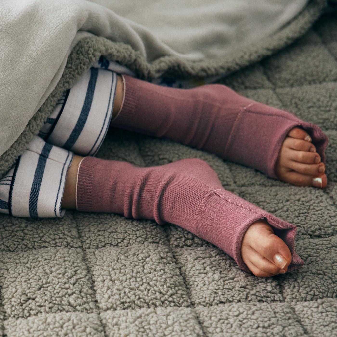 フェリシモの雑貨Kraso|クーフゥ　寝てても起きてても　2つのスタイルで足もとあったか　指先くるりん靴下の会|おやすみ中は指先を解放。