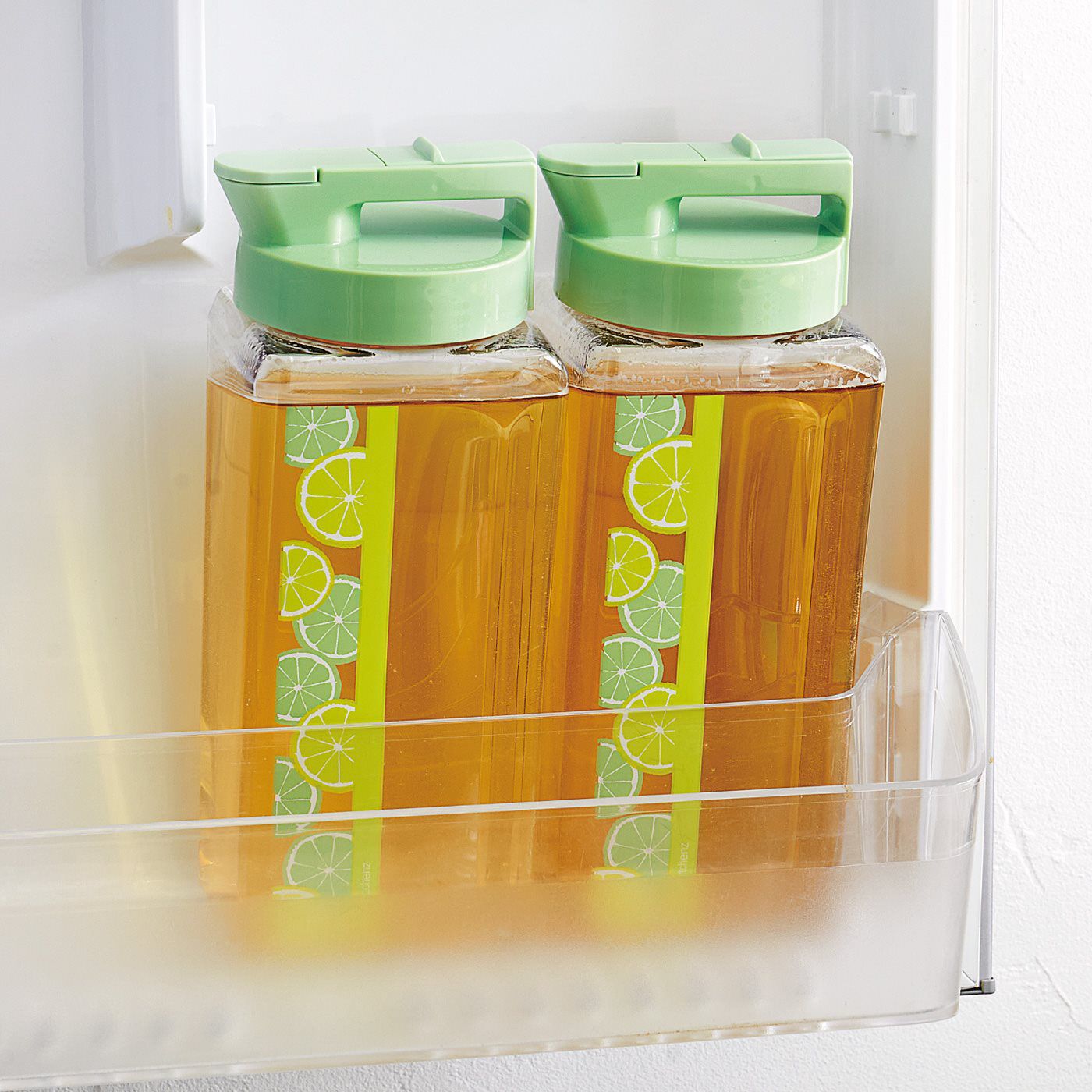 フェリシモの雑貨 Kraso|たっぷり冷やして楽しいティータイム　冷蔵庫にすっきり収まる角形ピッチャー|ハンドルがない角形フォルムは縦置き、横置きどちらもできて、複数並べても省スペース。